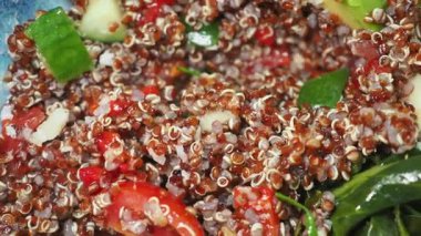 Renkli kinoa salatası sağlıklı bir yemek için taze sebze ve bitkiler içerir..