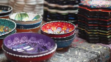 Canlı renklerde güzel hazırlanmış kaseler satışa sunuluyor..