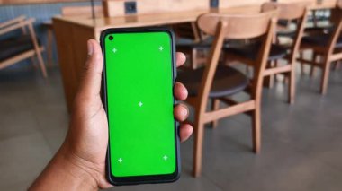 Sıcak, davetkar bir kafe ortamında akıllı telefon kurmak.