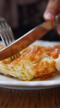 Yeni pişmiş Türk Borek 'inin tadını çıkarıyorum. .