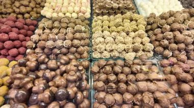 Canlı bir şekerleme dizisi öğleden sonraları bir market tezgahını doldurur..