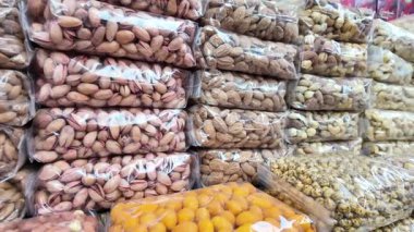 Renkli fındık ve kurutulmuş meyve torbaları bir markette güzelce istiflenir..