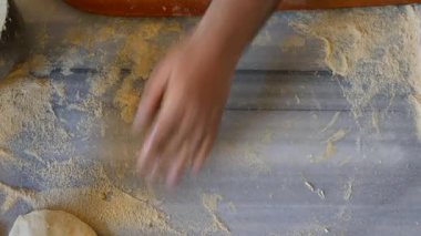 Ekmek hamuru hazırlıkları başlarken un bir yüzeye dökülüyor..