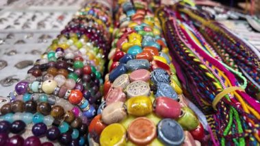 Değişik renkler sergileyen eşsiz el yapımı mücevherlerin canlı bir görüntüsünü keşfedin.