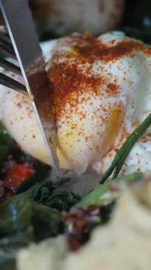 Baharatlı ve taze yeşillikli haşlanmış yumurtalara yakından bakın..