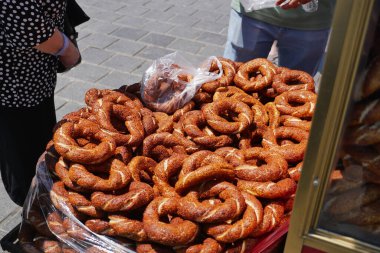 Müşteriler pazarda yeni pişmiş büyük bir yığın gübreye hayran..