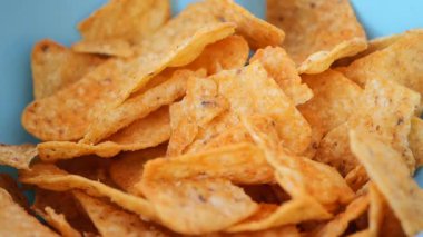 Arkadaşlar gevrek atıştırmalıkların tadını çıkarırken kahkahaları paylaşırlar..