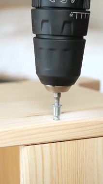 Destek için matkap ve vida kullanarak ahşap mobilya monte etmek.