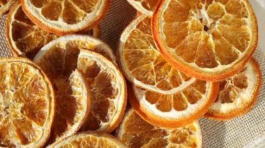 Taze meyve kullanarak kurutulmuş portakal dilimleri yapmayı öğren..