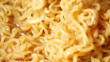 Zengin bir sosla lezzetli erişteleri nasıl pişireceğine dikkat et..