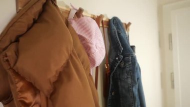 Ceket ve şapkaları küçük bir alanda düzenlemek için pratik ipuçları ara.