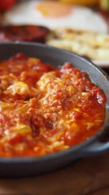 Masanın üzerindeki Türk erkeklerine yakın çekim .