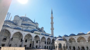 Hindi İstanbul 23 Haziran 2025. İstanbul 'da açık mavi gökyüzünün altında güzel mavi bir cami.