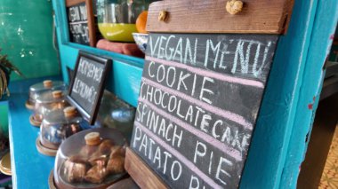 Canlı bir kafe tezgahında çeşitli bir vegan menüsü sergileniyor..