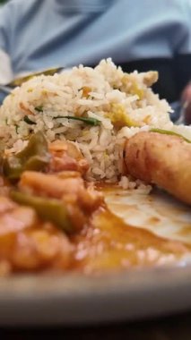 Sıcak bir ortamda taze sebzeli leziz pirinç ve tavuk tatmak..