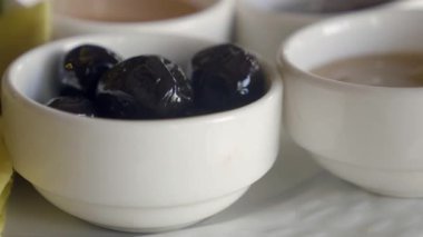 Açık hava pazarında taze zeytinlerin zengin lezzetlerini keşfedin..