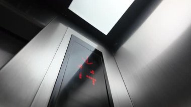 Asansör düzgün bir şekilde yukarı çıkıyor..