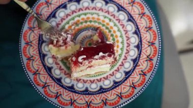 Lezzetli çilekli pasta bir kutlama sırasında renkli bir tabakta servis edilir..