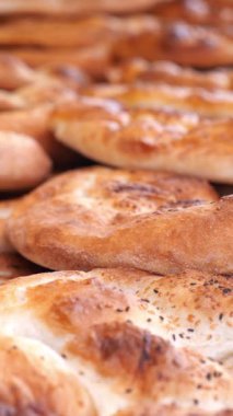 Altın-kahverengi ekmek sıcak bir ortamda pişiriliyor ve soğutuluyor..