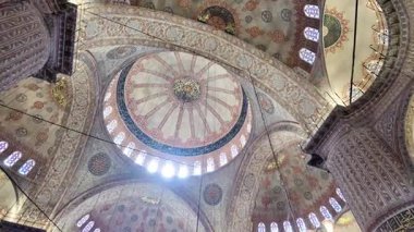 İstanbul 'daki Mavi Cami tavanının karmaşık ayrıntılarını araştır.