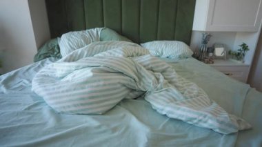 Sabahın erken saatlerinde ekmek odasında yatak dağınıklığı .