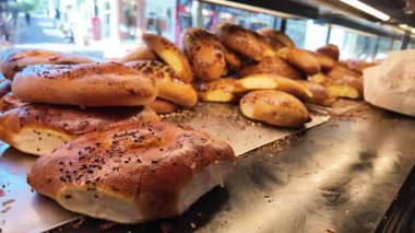 Bir pastanenin vitrininde sıcak ekmek ruloları güzelce düzenlenir..