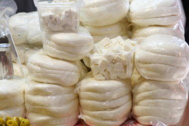 Yerel pazarda satılık taze yapılmış peynir.,