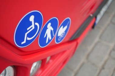 Semboller tekerlekli sandalyeler, yayalar ve bebek arabaları için erişilebilirliği gösteriyor.