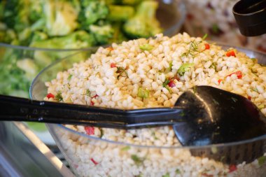 Yerel bir salata barında taze sebzeli renkli tahıl salatası..