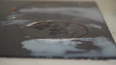 Süt elektrikli ocağa dökülmüş..