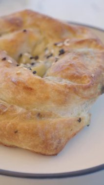 Mutfakta lezzetli bir hamur işi pişiyor..