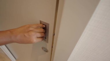 Banyonun sürgülü kapısını açmak..