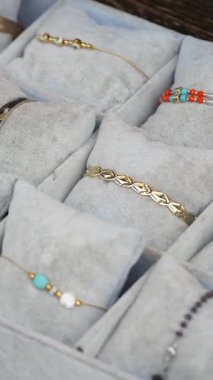 Güzel bilezikler ve zincirler yumuşak bir kutuda düzgünce dizilmiş..