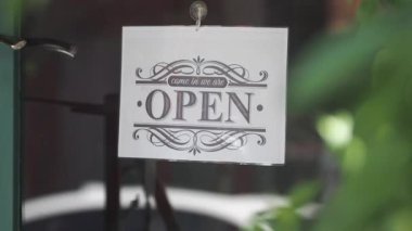 Parlak bir açık tabela müşterileri yeni kafeye davet ediyor.