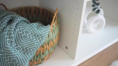 Rahat bir yaşam alanında dekorasyon düzenlemek için basit ipuçları keşfedin.