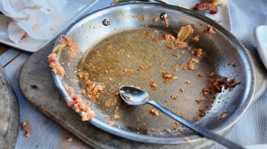 Yemek masasında yenmiş bir yemeğin artıkları..