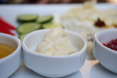 Açık havanın tadını çıkarmak için çeşitli soslar ve dilimlenmiş sebzeler..