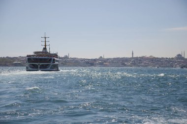 Güneşli bir günde İstanbulların ufuk çizgisini gösteren bir feribot Boğaz 'a çıkar..