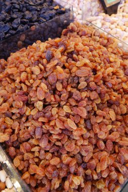 Çeşit çeşit kuru üzümlere yakın çekim.