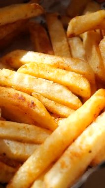 Taze kızarmış patateslerin sıcak ve altın sarısı kahverengisini izlemenin tadını çıkar..