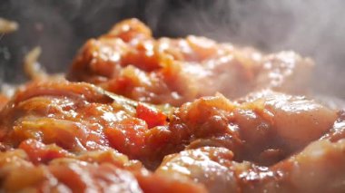 Lezzetli tavuk aromalı domates sosunda kaynıyor..