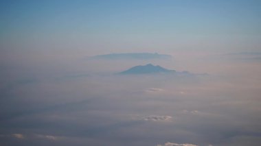 Bir uçuş sırasında bulutlardan çarpıcı bir sıradağ belirir..