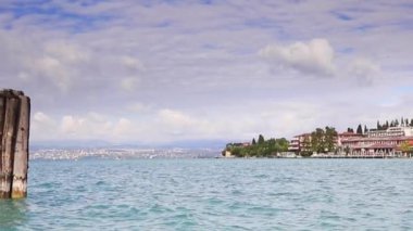 Feribot gelirken Sirmione rıhtımının manzarası. Sirmione, Kuzey Doğu İtalya 'da Garda Gölü kıyısında bir tatil köyüdür..
