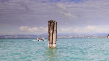 Sirmione rıhtımının manzarası bir zevk gemisi gibi hareket ediyor. Sirmione, Kuzey Doğu İtalya 'da Garda Gölü kıyısında bir tatil köyüdür..