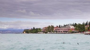 Sirmione rıhtımı manzarası. Sirmione, Kuzey Doğu İtalya 'da Garda Gölü kıyısında bir tatil köyüdür..