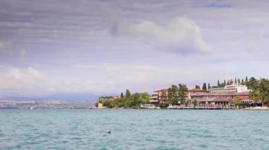 Sirmione rıhtımı manzarası. Sirmione, Kuzey Doğu İtalya 'da Garda Gölü kıyısında bir tatil köyüdür..