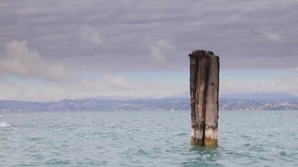 Utsikten Från Sirmione Vattnet Som Fritidsbåt Avgår Sirmione Semesterort Vid — Stockvideo