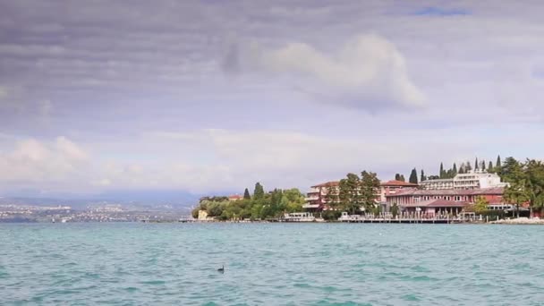 Sirmione Rıhtımı Manzarası Sirmione Kuzey Doğu Talya Garda Gölü Kıyısında — Stok video