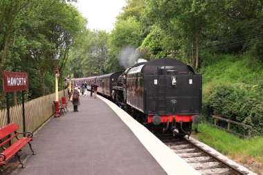 Haworth İstasyonu 'na bir buhar treni geliyor, Keighley ve Worth Valley Demiryolu, İngiltere. Demiryolu, Demiryolu Çocukları filminde kullanıldı..