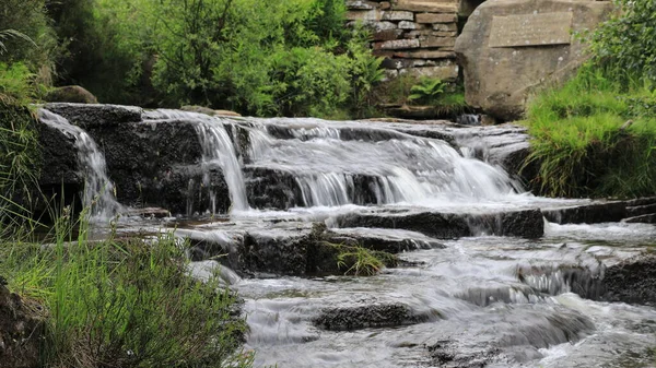 Güney Dean Beck. Batı Yorkshire, İngiltere 'de Haworth yakınlarında Bronte Şelalesi' nin altında Güney Dean Beck 'in uzun bir pozu.